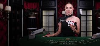 Meja Sic Bo Dadu live dealer di medok76 dengan tiga dadu dalam wadah transparan